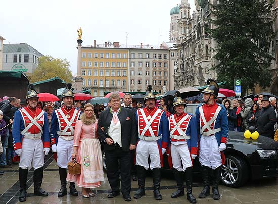Einzug des Würmesia Prinzenpaares 2018, Prinz Hans III. und Pinzessin Regina I. auf dem Marienplatz , begleitet von der Münchner Stadtwache (©Foto: Martin Schmitz)